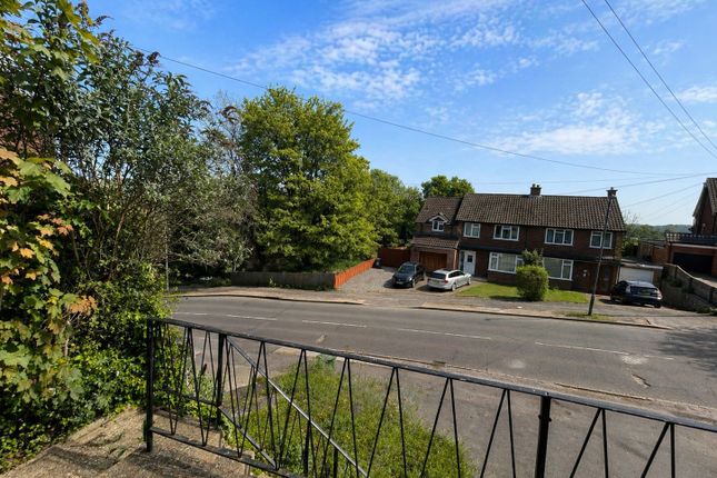 84, Hughenden Avenue, High Wycombe photo 2