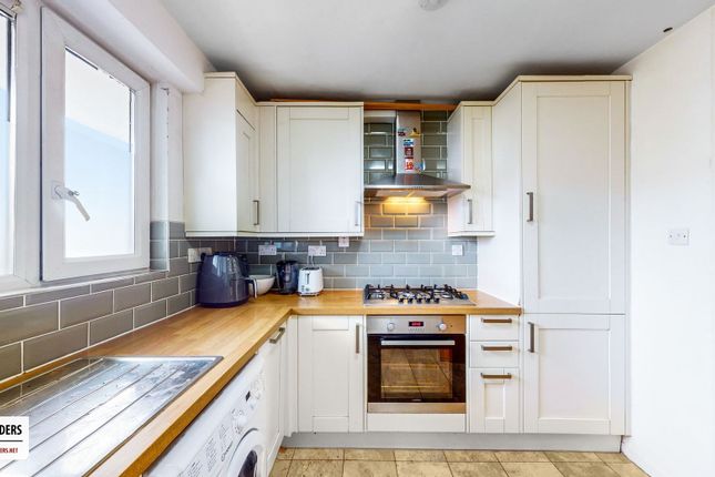 flat 31 hume court,, Hawes Street, London photo 3