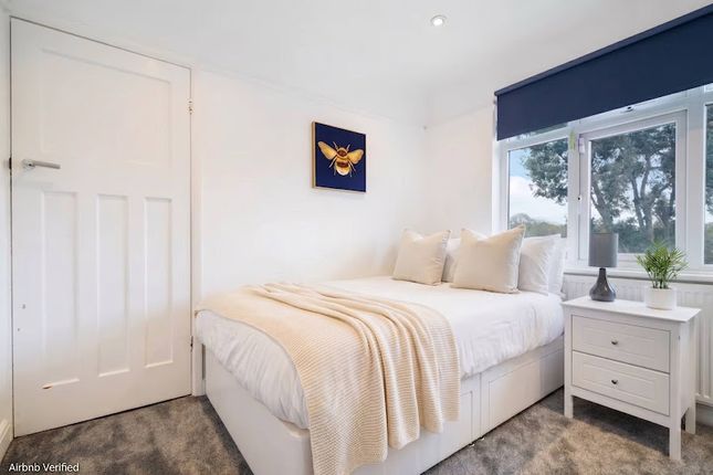 Bright & Spacious 3-Bed Home with Free Parking, Mount Park Road, Eastcote photo 5