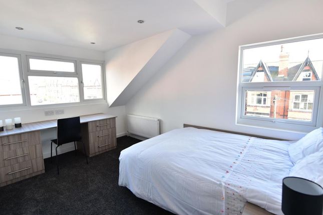 5-bed terraced on Hessle Terrace, Leeds, £2,675/mo