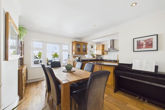 111, Mead Way, Coulsdon photo 3