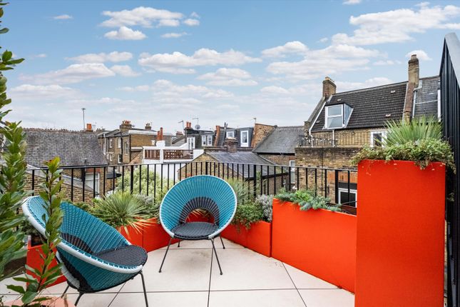 End terrace house for sale in Glendarvon Street, London