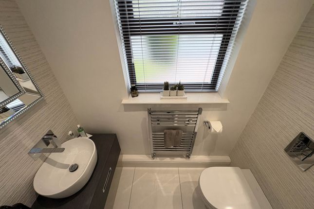 24, Birchwood, Oldham photo 3
