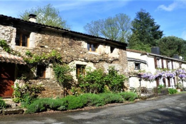 Country house for sale in Vernoux-En-Gâtine, Deux-Sèvres, France - 79240