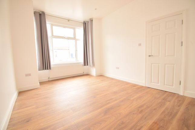 34, Whitford Gardens, Mitcham photo 4