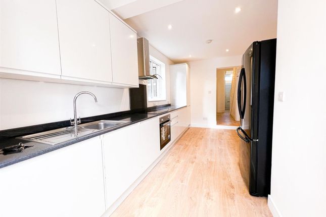 26 Park Grove Road, London photo 4