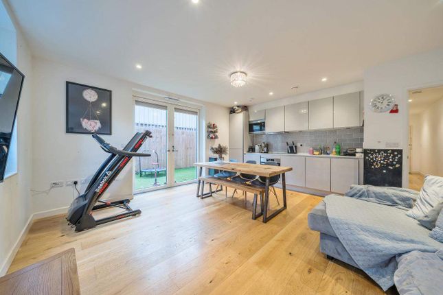 Flat for sale in Cowleaze Road, Kingston Upon Thames