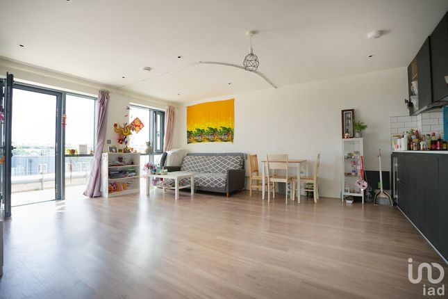 Flat Flat 129, 13, Beaufort Square, London photo 2