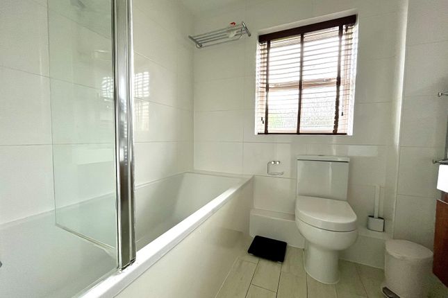 3, Simmons Close, Chessington photo 4