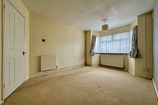 18 Outwood Common Road, Billericay photo 4