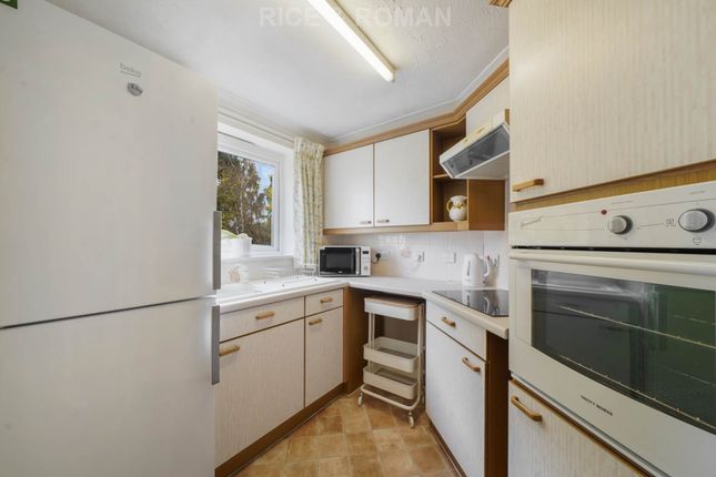 29 Royston Court, Manor Road North, Esher photo 4