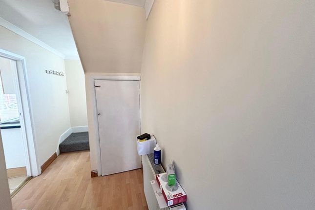 00 2 Bed Room House,, Blundell Road, Edgware photo 2