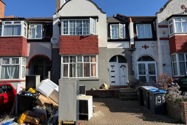 2-bed flat on 95 Norbury Crescent, London, £200,000