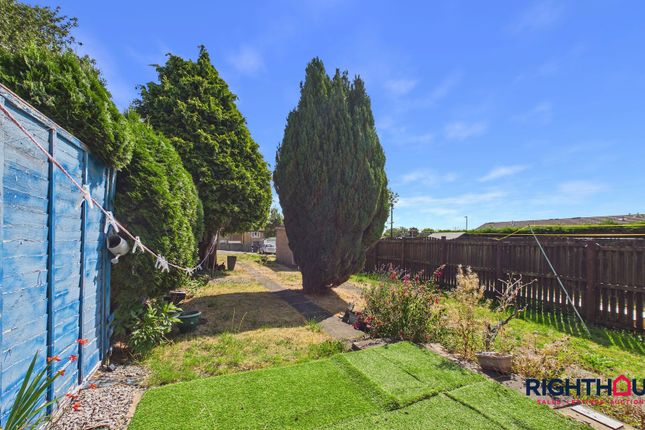 9 Acaster Drive, Bradford photo 3
