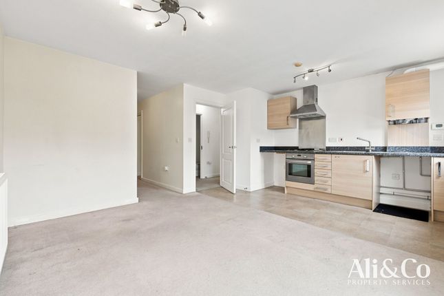 49 Griffiths Road, Purfleet-on-Thames photo 4