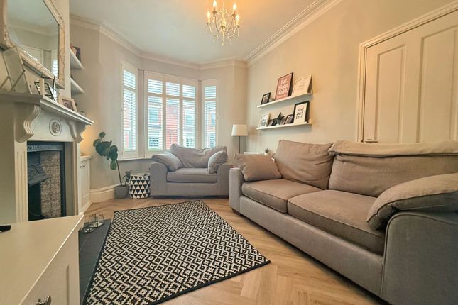 26 Meadows Road, Sale photo 2