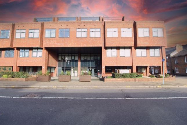 Thumbnail Flat for sale in Flowers Way, Luton