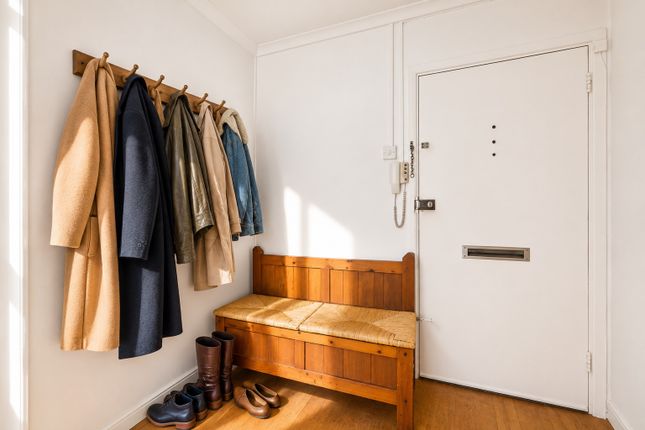 Flat 31, Callingham House, Clapham Road Estate, London photo 4