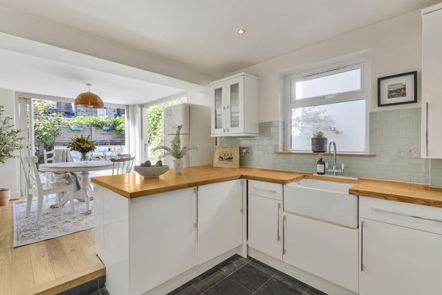 Flat Ground Floor flat, 66, Lynette Avenue, London photo 4