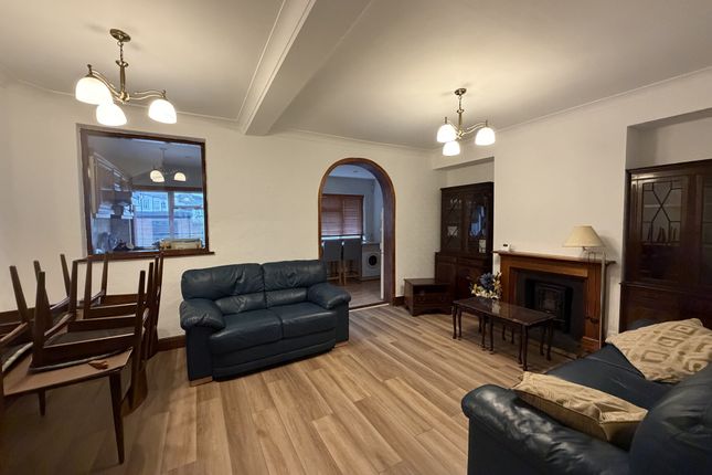 92 Meadowbank Road, LONDON photo 2