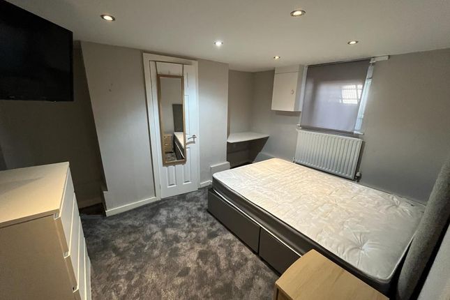 18 Ash Road, Leeds photo 2