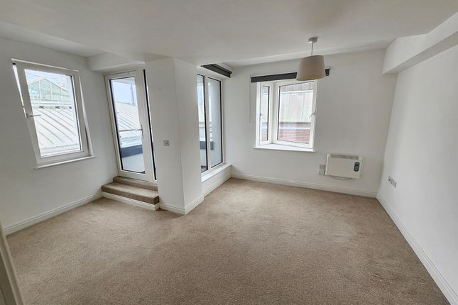 Flat for sale in The Cloisters, Great Western Street, Aylesbury