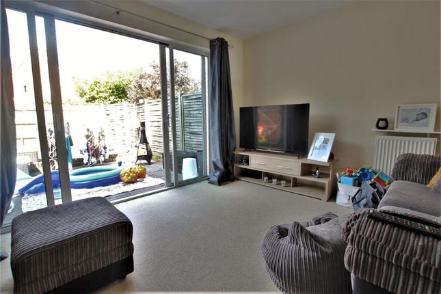 8, Browne Close, Woking photo 4