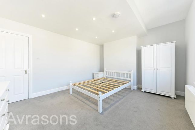 Flat to rent in Montrell Road, London