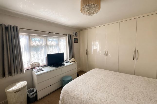 18, Julia Gardens, Barking photo 4