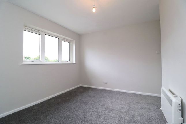 24 Nightingale Croft, Gloucester photo 4