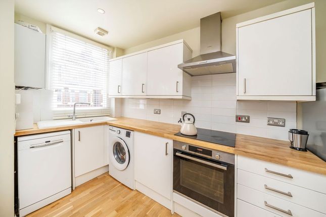 Flat 2, 47, Tremadoc Road, London photo 4