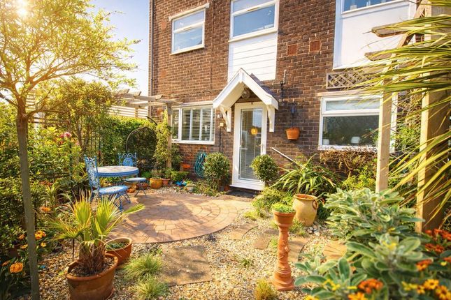 5, Woburn Court, Lee-On-The-Solent photo 3