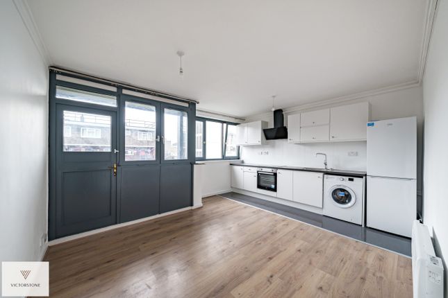 Flat to rent in John Parry Court, Hare Walk, London