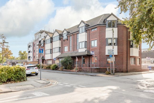 Flat to rent in Globe House, Lavender Park Road, West Byfleet KT14
