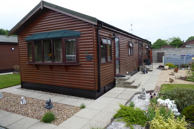 Thumbnail Mobile/park home for sale in The Elms, Torksey, Lincoln