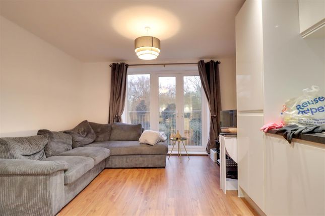 Flat 5, Ramsden Court, Golden Jubilee Way, Wickford photo 3
