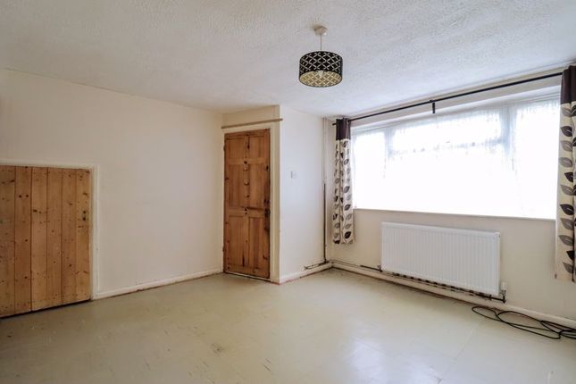 17, Shaftesbury Crescent, Milton Keynes photo 2