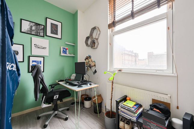 Flat for sale in Hornsey Road, Finsbury Park, London