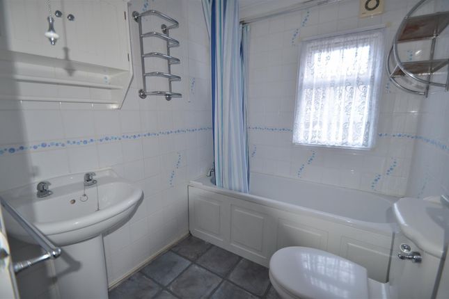 Mobile/park home for sale in The Grove, Woodside Park Homes, Luton