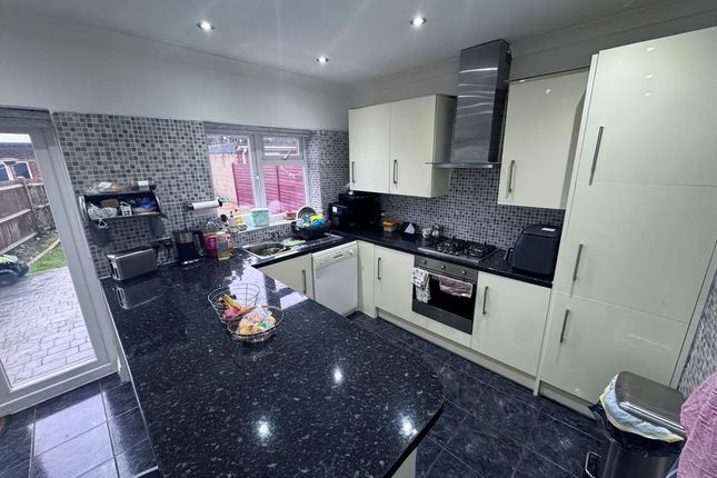 108, Hogarth Gardens, Hounslow photo 4