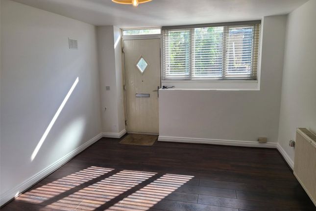 Flat B, 50, Thornhill Road, West Yorkshire photo 3