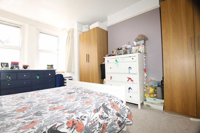 Flat to rent in Melbourne Avenue, London