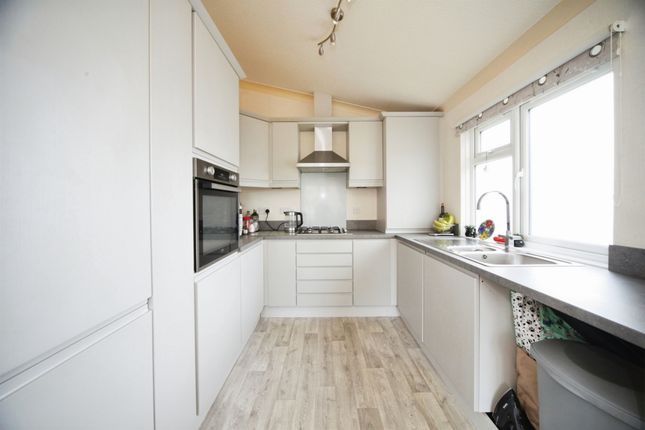 19, Beechwood Park, Luton photo 2