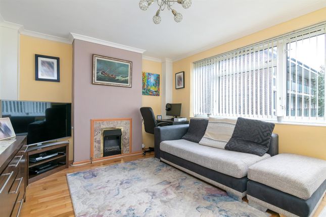 Thumbnail Flat for sale in Haynes Close, London