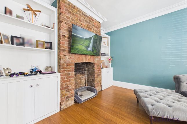 9, Weir Road, Chertsey photo 3