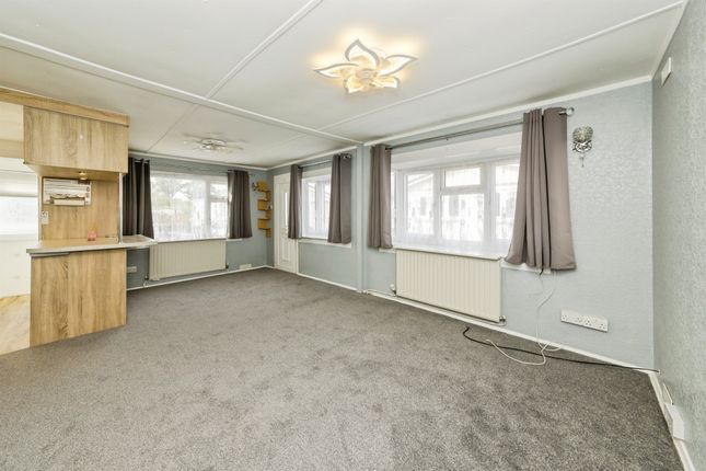 15, Laburnum Court, Horley photo 2