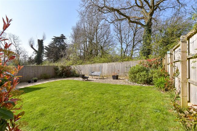 Hollybush Close, Ryde photo 3