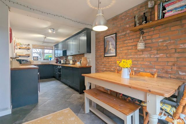 14, Perrins Field, Upton upon Severn photo 3