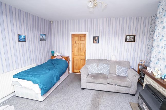 35, Holdsworth Square, Bradford photo 3