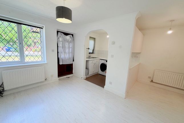 32, Cedar Wood Drive, Watford photo 3